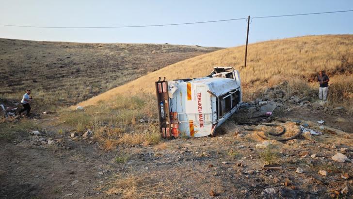 Gaziantep’te akaryakıt tankeri devrildi;2 yaralı