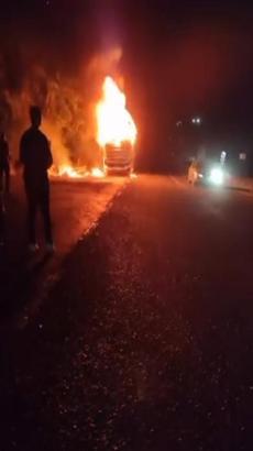 Seyir halindeki TIR alev alev yandı; o anlar kamerada