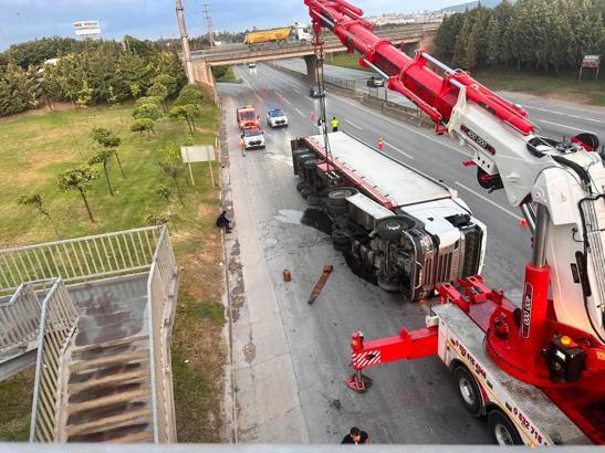 TIR devrildi, trafikte aksamalar yaşandı