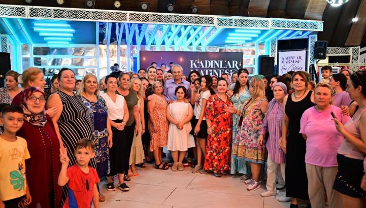 Kocagöz, kadınların matine coşkusuna ortak oldu
