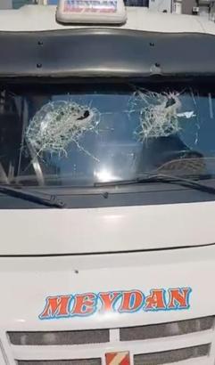 Tartıştığı dolmuş şoförünü darbedip, aracının camlarını sopayla kırdı