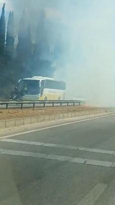 Anız yangını, trafikte aksamaya neden oldu
