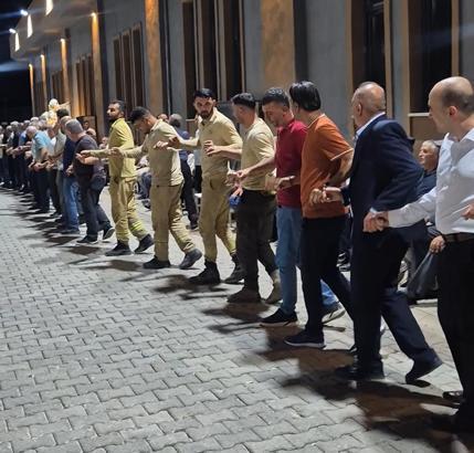 Orman ekipleri, yangını söndürdükten sonra düğünde halay çekti