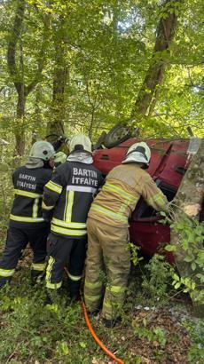 Ağaca çarpan otomobil devrildi; 1’i ağır 3 yaralı