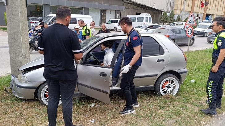 Beton direğe çarpan otomobilin sürücüsü yaralandı