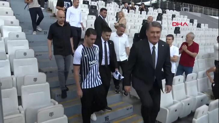 Beşiktaş'ta Dusan Vlahovic için imza töreni düzenlendi