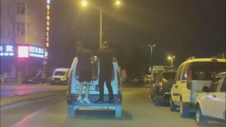 Zeytinburnu'nda 2 kişinin hafif ticari aracın arkasındaki tehlikeli yolculuğu kamerada