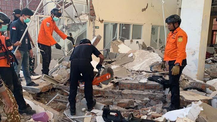 Endonezya'da 7.7 büyüklüğünde deprem: 20 ölü