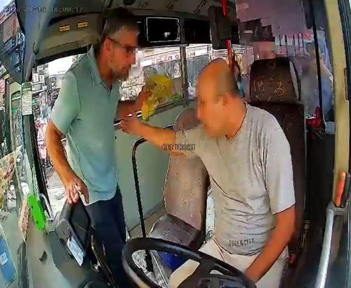 Otobüs şoförü ile otomobil sürücüsü arasındaki tartışma kamerada