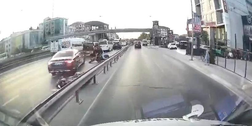 Avcılar D-100'de hızla ilerleyen 2 motosikletli çarpıştı; kaza kamerada