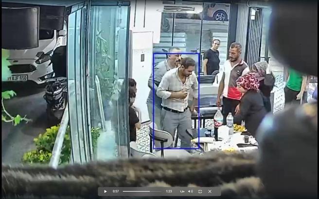 Döner yerken nefes borusuna et parçası kaçan müşterisini Heimlich manevrasıyla kurtardı