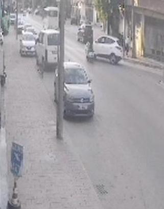 Motosiklet ile otomobilin çarpıştığı kaza kamerada
