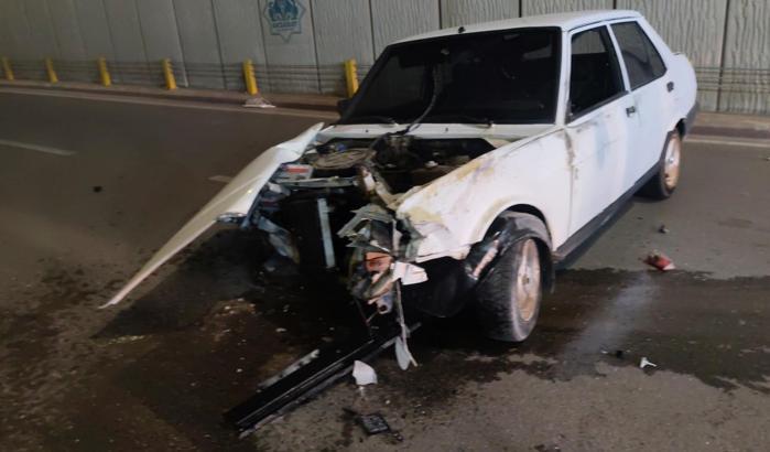 Otomobil demir korkuluklara çarptı: 2 yaralı