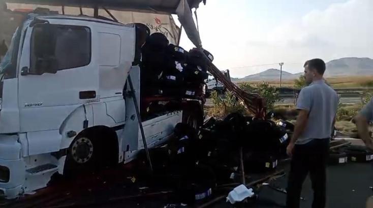 Emniyet şeridinde duran TIR'a arkadan başka bir TIR çarptı: 2 yaralı