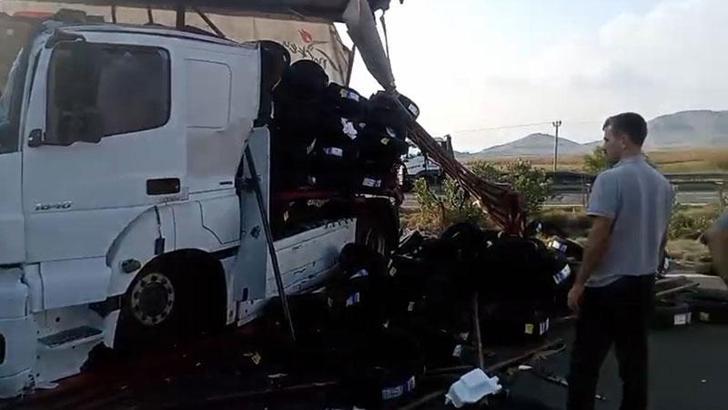 Emniyet şeridinde duran TIR'a arkadan başka bir TIR çarptı: 2 yaralı