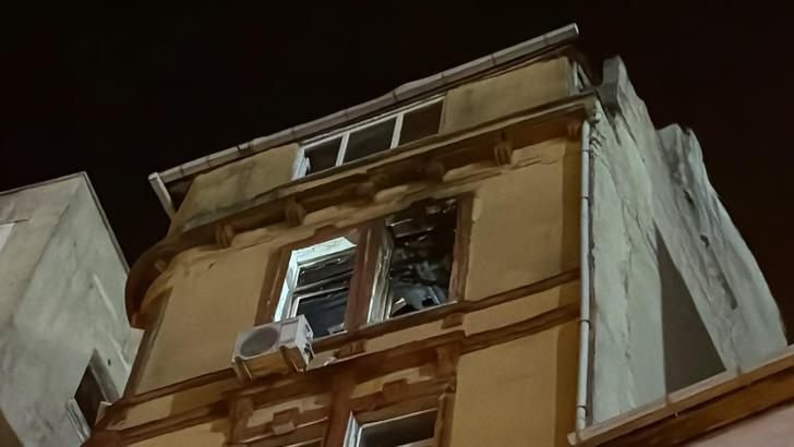 Beyoğlu'nda maç sonrası atılan havai fişek dairede yangına neden oldu