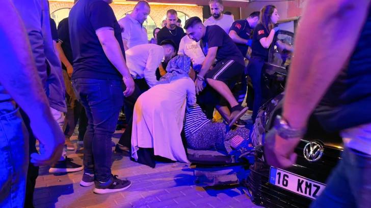 Park halindeki 2 araca çarpan otomobilin sürücüsü yaralandı; kaza anı kamerada