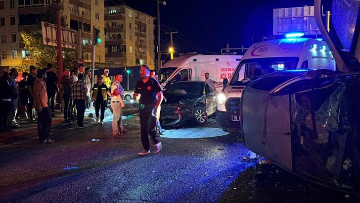 Bursa'da kavşakta 3 otomobil çarpıştı: 1'i ağır, 5 yaralı