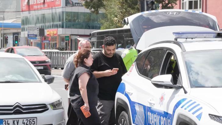 Eyüpsultan'da otomobil taksiye çarptı; kaza sonrası tartışma çıktı