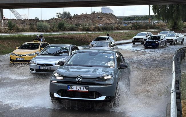 Adana'da sağanak ve rüzgar etkili oldu, yollar göle döndü