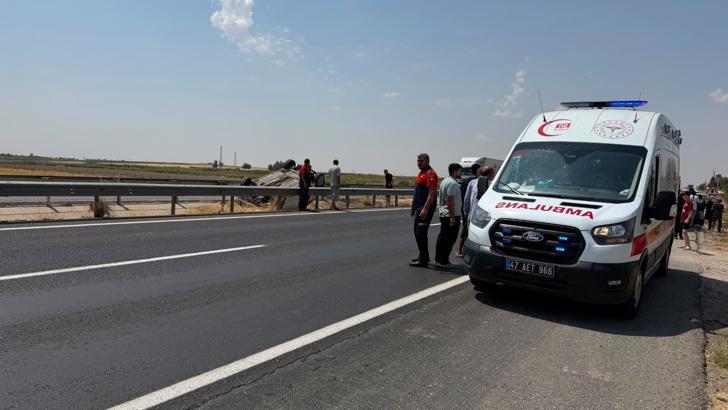 Takla atıp su tahliye kanalına devrilen otomobilin sürücüsü yaralandı