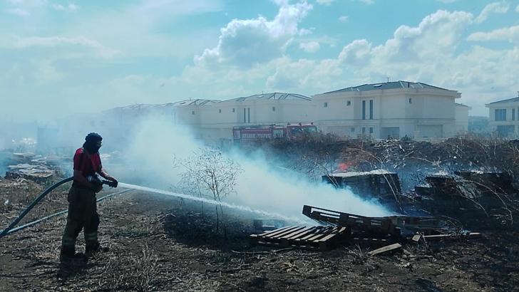Silivri'de otluk alanda çıkan yangın söndürüldü