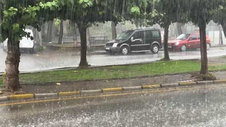 Aydın'da sağanak nedeniyle bazı yollar suyla doldu