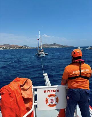 Bodrum'da makine arızası nedeniyle sürüklenen tekne kurtarıldı