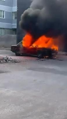 Bursa’da park halindeki otomobil yandı