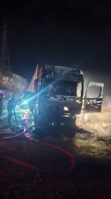 Hatay’da seyir halindeyken alev alan TIR yandı