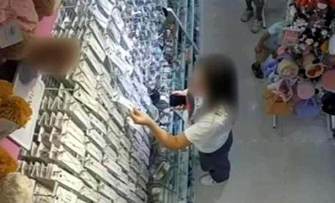 Esenyurt'ta AVM'deki mağazadan takı hırsızlığı kamerada