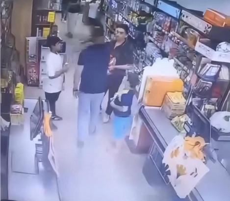 Ümraniye’de markette paketleri yırtan çocuğu uyardı, ağabeyi gelip darbetti