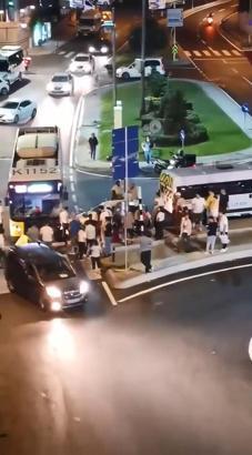 Kağıthane’de otomobille İETT otobüsü çarpıştı: Araçta sıkışan bekçi kurtarıldı