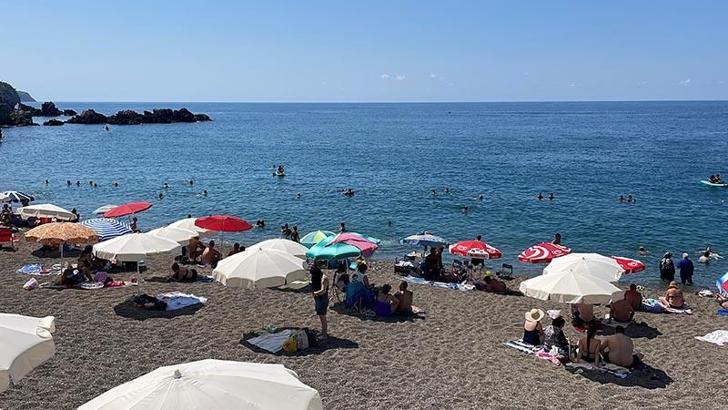Zonguldak’ta 4 günlük denize girme yasağı sona erdi, plaj doldu
