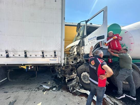 Sürücüsünün direksiyon başında uyuduğu beton mikseri 2 TIR’a çarptı; 1 yaralı
