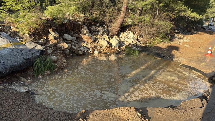 Bodrum’da ana su isale hattı pattı, tonlarca su boşa aktı