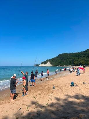 İstavrit kıyıya yaklaşınca plaj balık tutanlarla doldu