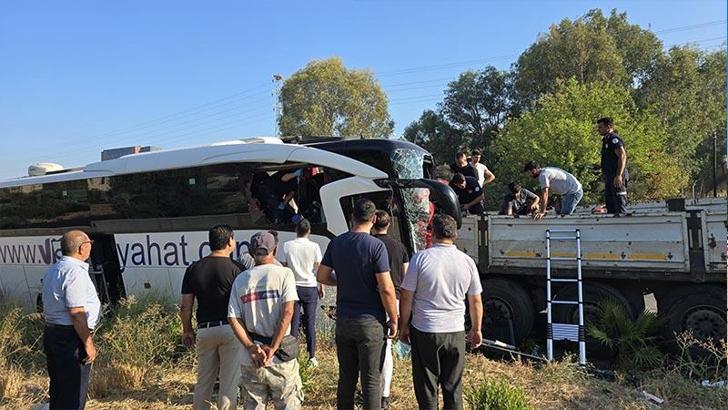 Muğla'da tur otobüsü, TIR'a çarptı: 2 ölü, 8 yaralı