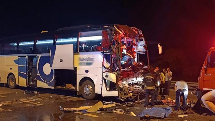 Yolcu otobüsü TIR’a çarptı: 2 ölü, 17 yaralı