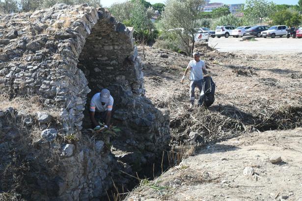 Kuşadası'nda tarihi Roma Hamam ve çevresi temizlendi