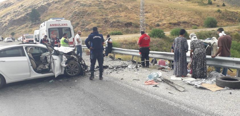 Fındık işçilerini taşıyan minibüs ile otomobil çarpıştı: 6'sı çocuk 11 yaralı