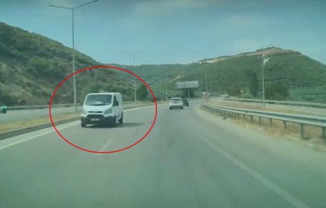 Ters yönde ilerleyen minibüs, tehlike yarattı