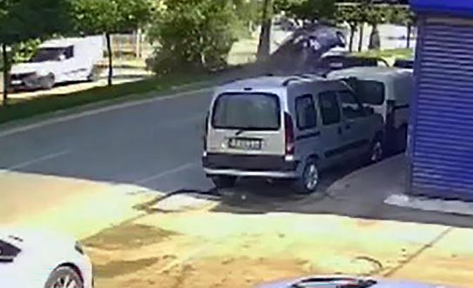 Ağaca çarpan otomobildeki 7 kişi yaralandı; kaza kamerada