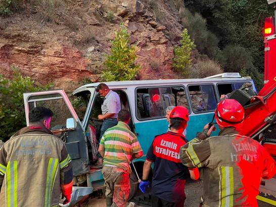 İzmir’de tarım işçilerini taşıyan minibüs kaza yaptı: 1 ölü, 8 yaralı