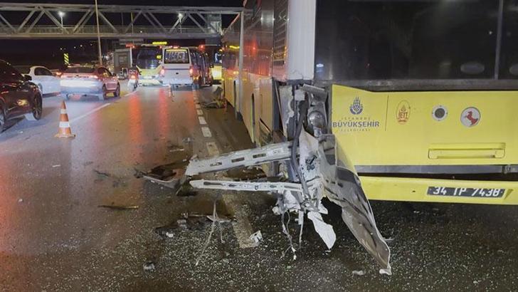 Büyükçekmece'de otomobil İETT otobüsüne çarptı: 1’i ağır 3 yaralı