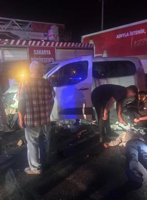 Hafif ticari araç ile otomobil çarpıştı: 7 yaralı