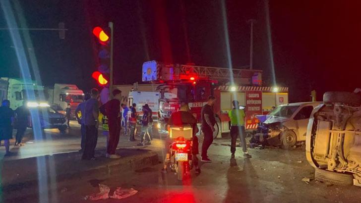 Hafif ticari araç ile otomobil çarpıştı: 7 yaralı