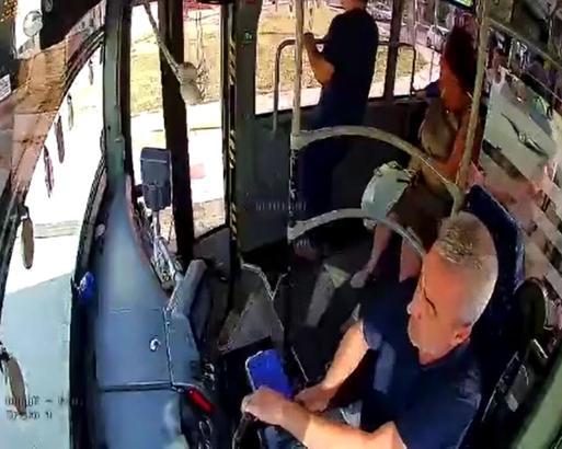 Midibüsünde fenalaşan yolcuyu hastaneye yetiştirdi