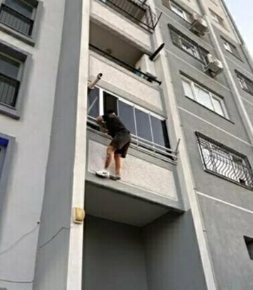 Uyuşturucu satıcısı balkondan sarkarken yakalandı