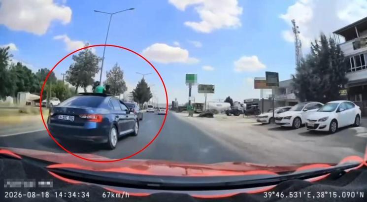Sürücüsünün makas attığı otomobilde çocukların tehlikeli yolculuğu kamerada